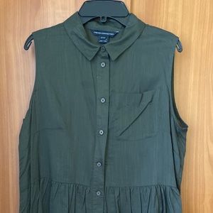 Collared, sleeveless, button down shirt top